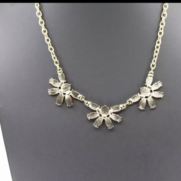 Charming Charlie necklace choker red flower cluster resin gold tone 18" NWOT - Picture 6 of 9